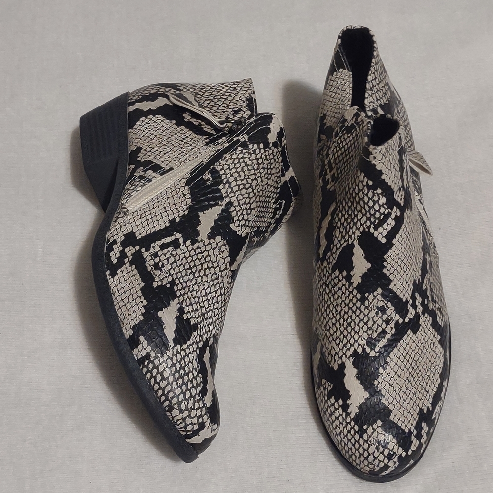 Arizona Jean Company Black and Cream Ankle Boots